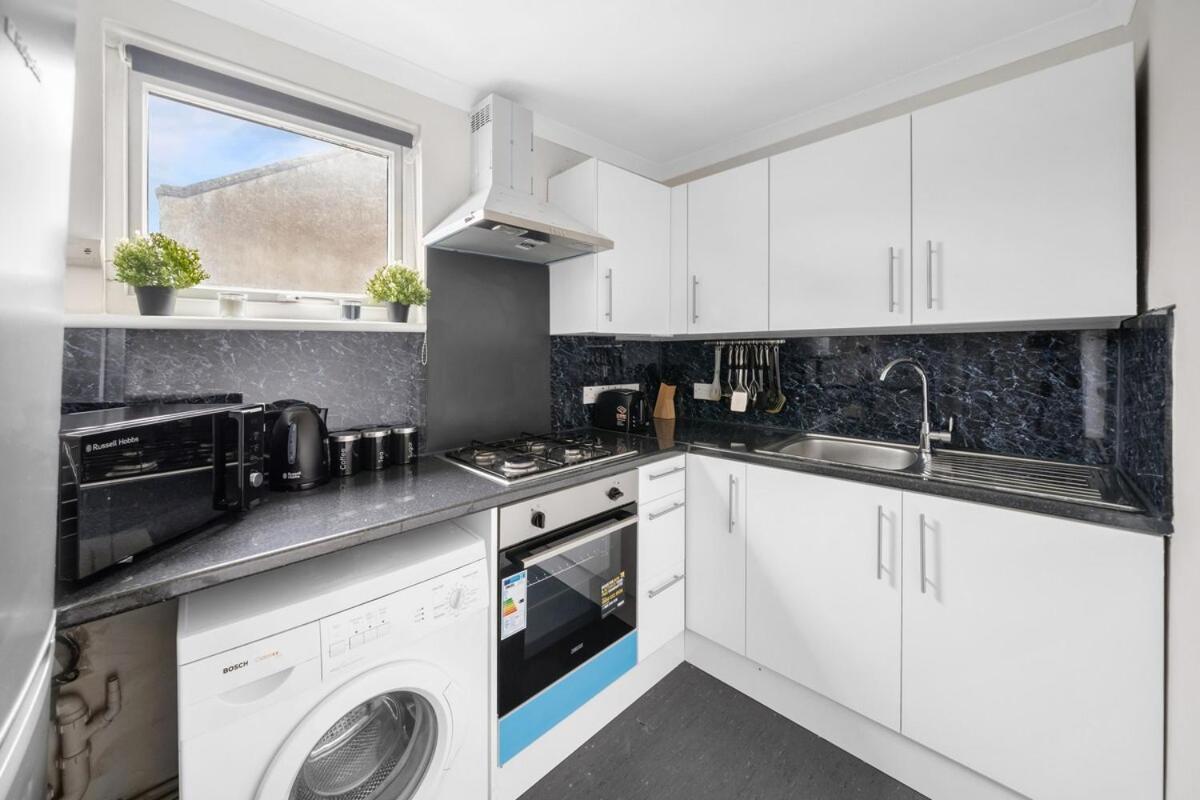 Stylist And Cosy 2 Bed Longstay Parking Sleeps 4 Wifi * London