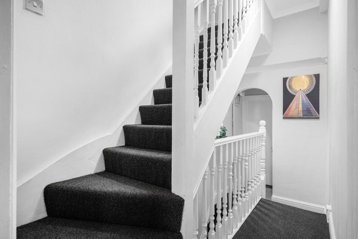 Stylist And Cosy 2 Bed Longstay Parking Sleeps 4 Wifi Apartment London